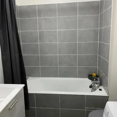 Joli Avec Parking Privé, Bien Situé