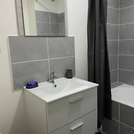 Apartamento Joli Avec Parking Privé, Bien Situé
